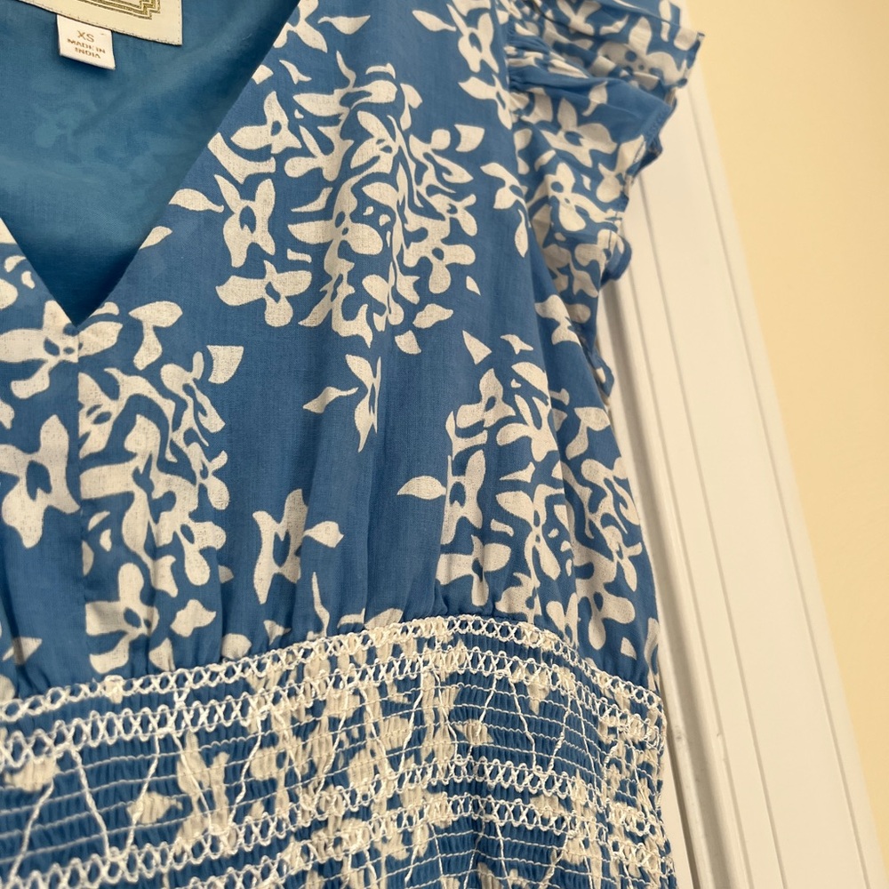 Sail to Sable Blue and White Floral V-Neck Dress Easter Cottage. Summer chic - Picture 4 of 7